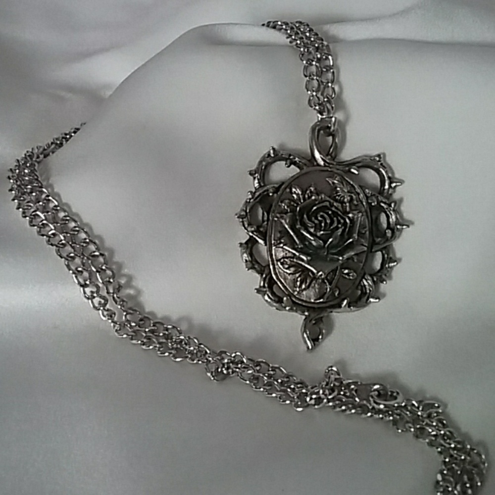 Rose and thorns pendant necklace